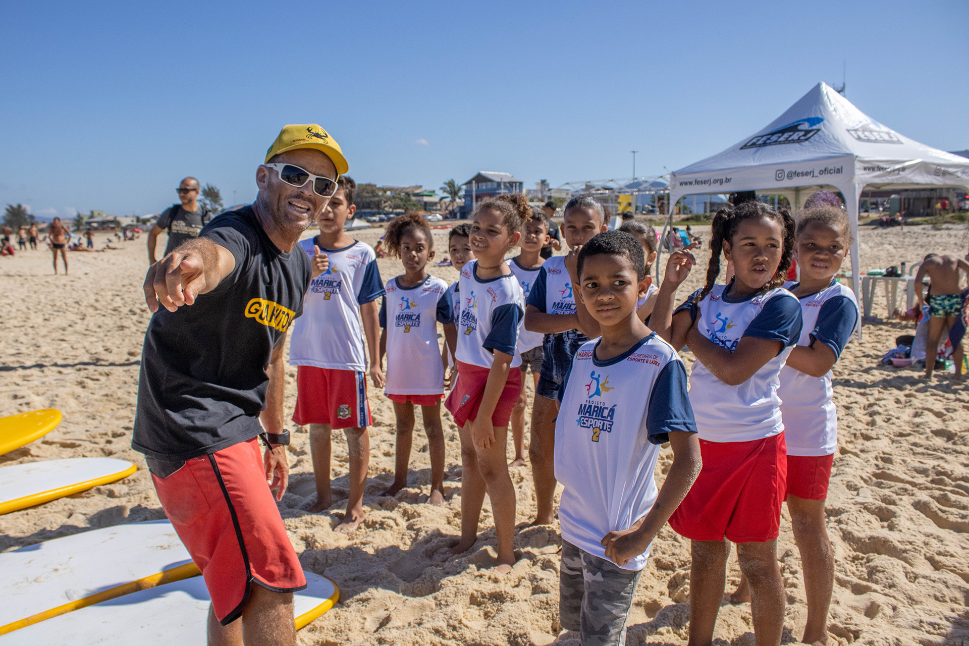 Clínica de surfe para crianças de projetos sociais, Maricá Surf Pro AM 2022. Foto: Gleyson Silva.