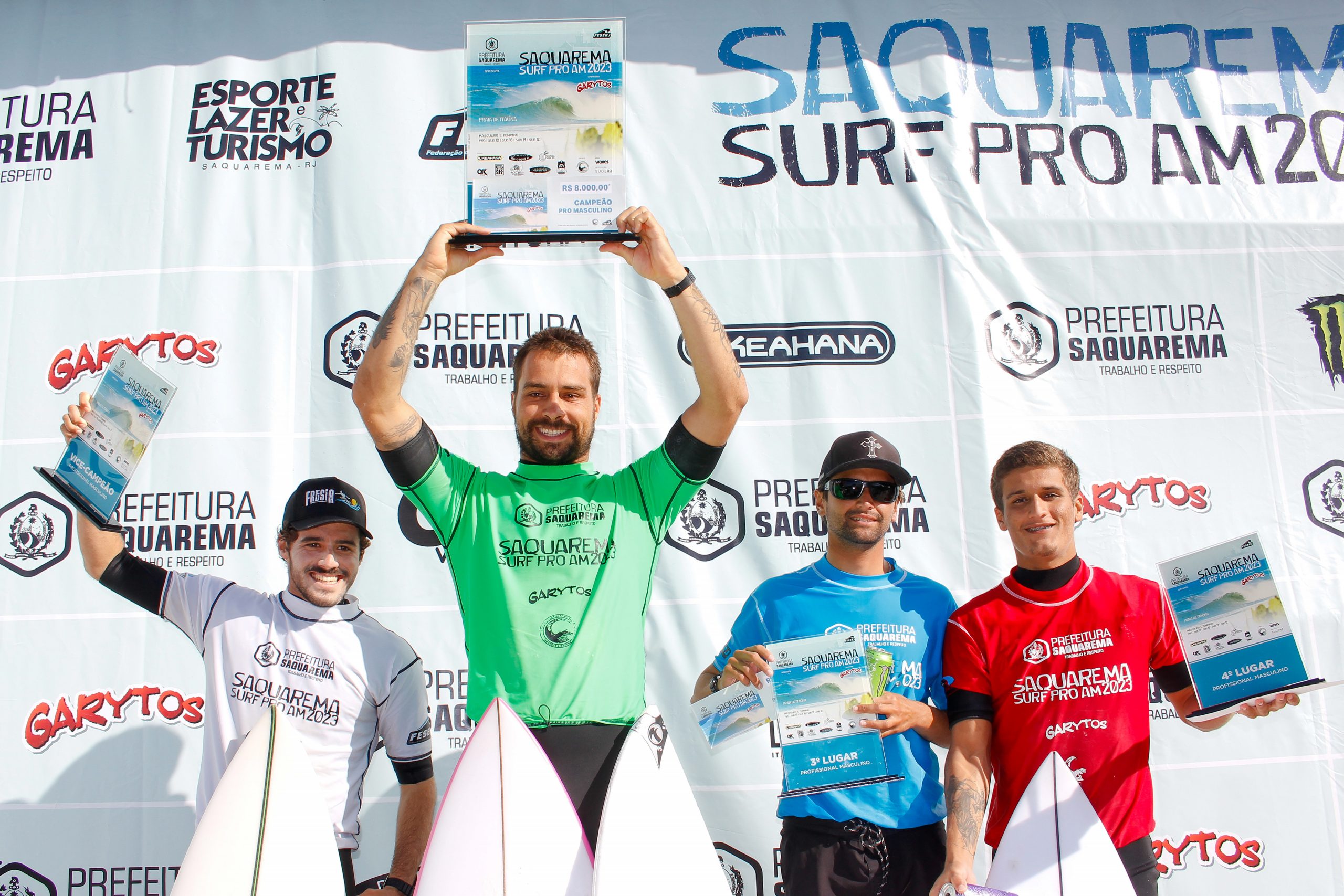 Pódio da categoria Profissional Masculino, Saquarema Surf Pro AM 2023. Foto: Luciano Santos Paula.
