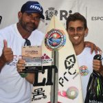 Pódio Profissional Masculino - Barbosa e Pedro Neves, Prainha Surf Pro/Am 2024. Foto: Nelson Veiga.